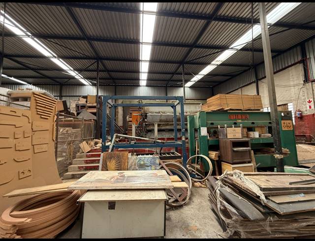1,100M² WAREHOUSE TO LET IN INDUSTRIA WEST